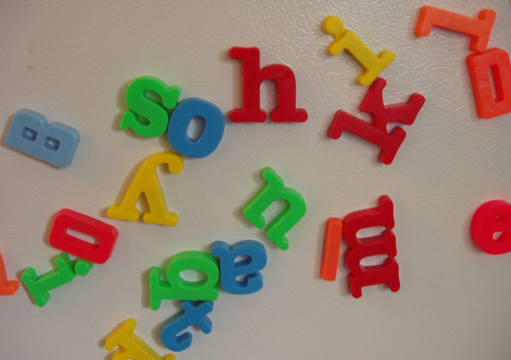Magnetic_letters_scattered_on_a_refrigerator_door