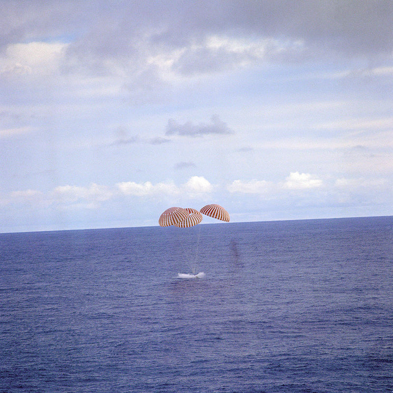 800px-Apollo13_splashdown